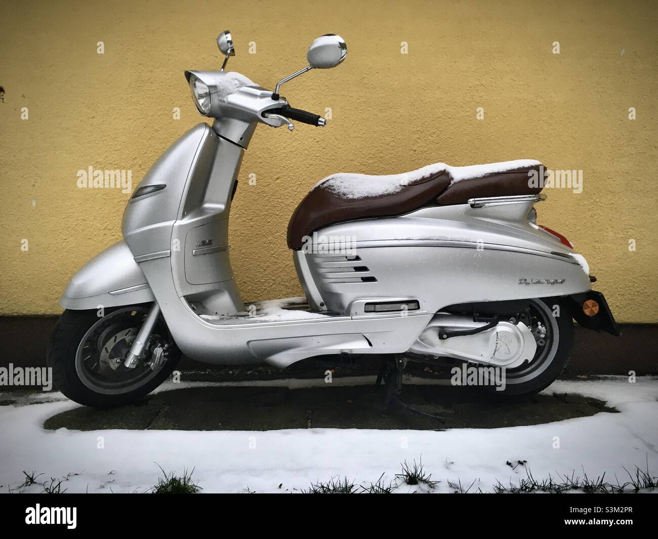 Peugeot scooter Banque de photographies et d'images à haute résolution -  Alamy