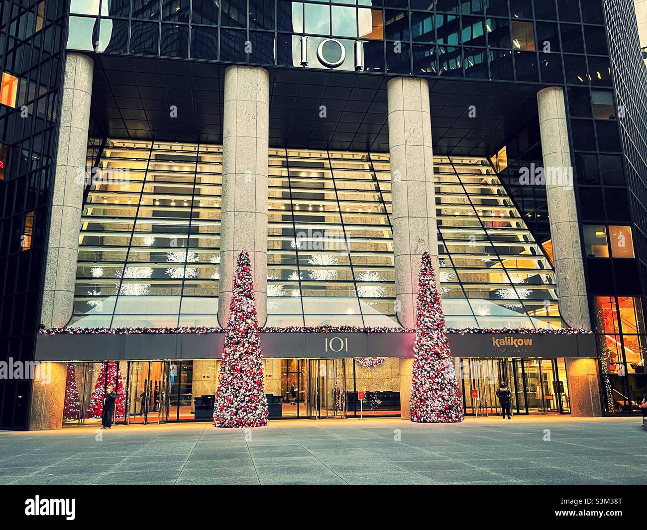 Les décorations de vacances illuminent l'entrée principale du 101 Park Ave., le bâtiment Kalikow, 2021, New York City, États-Unis - Image de stock capturée avec un smartphone