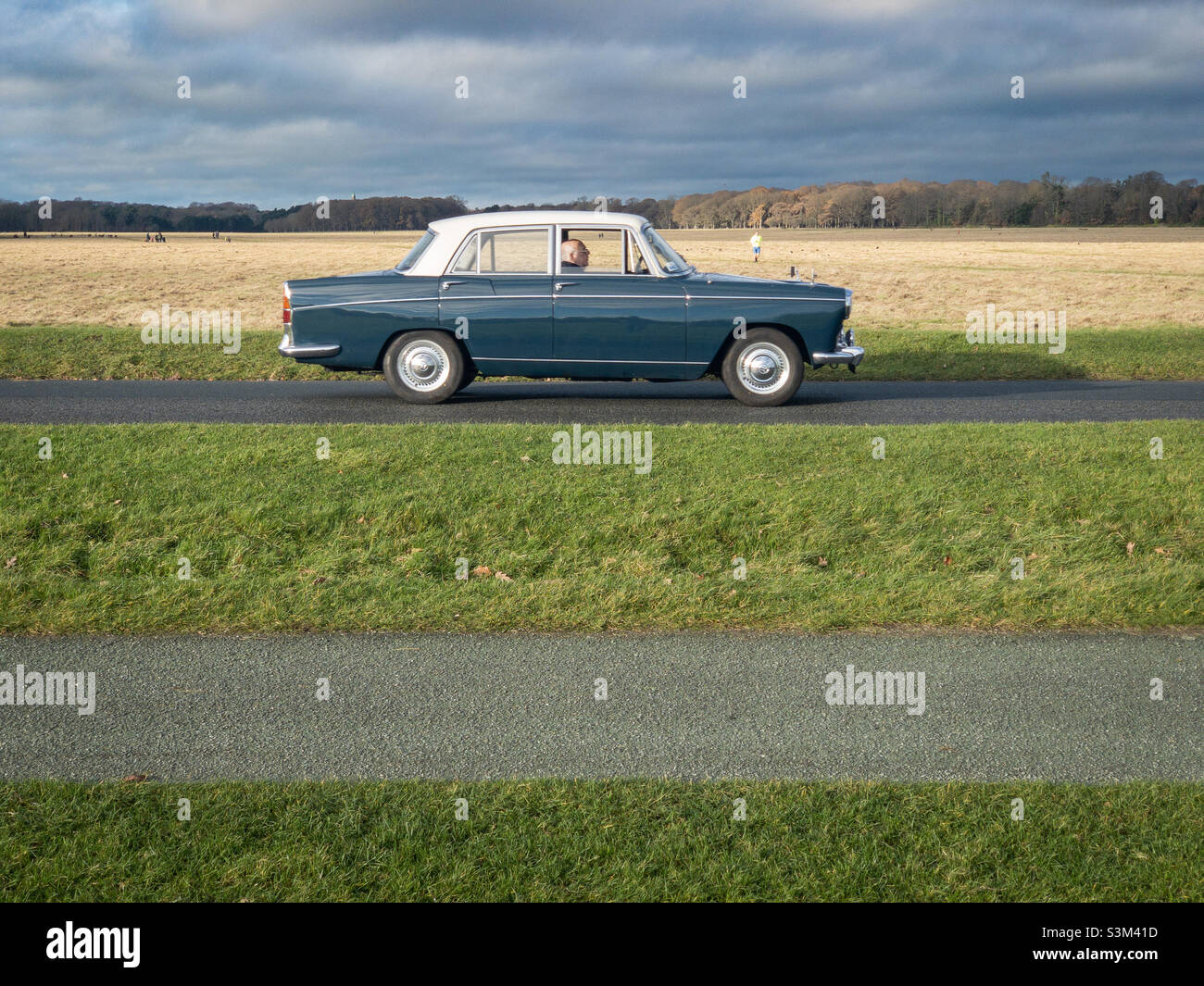 Une voiture d'époque traverse Phoenix Park, Dublin, Irlande. - Image de stock capturée avec un smartphone