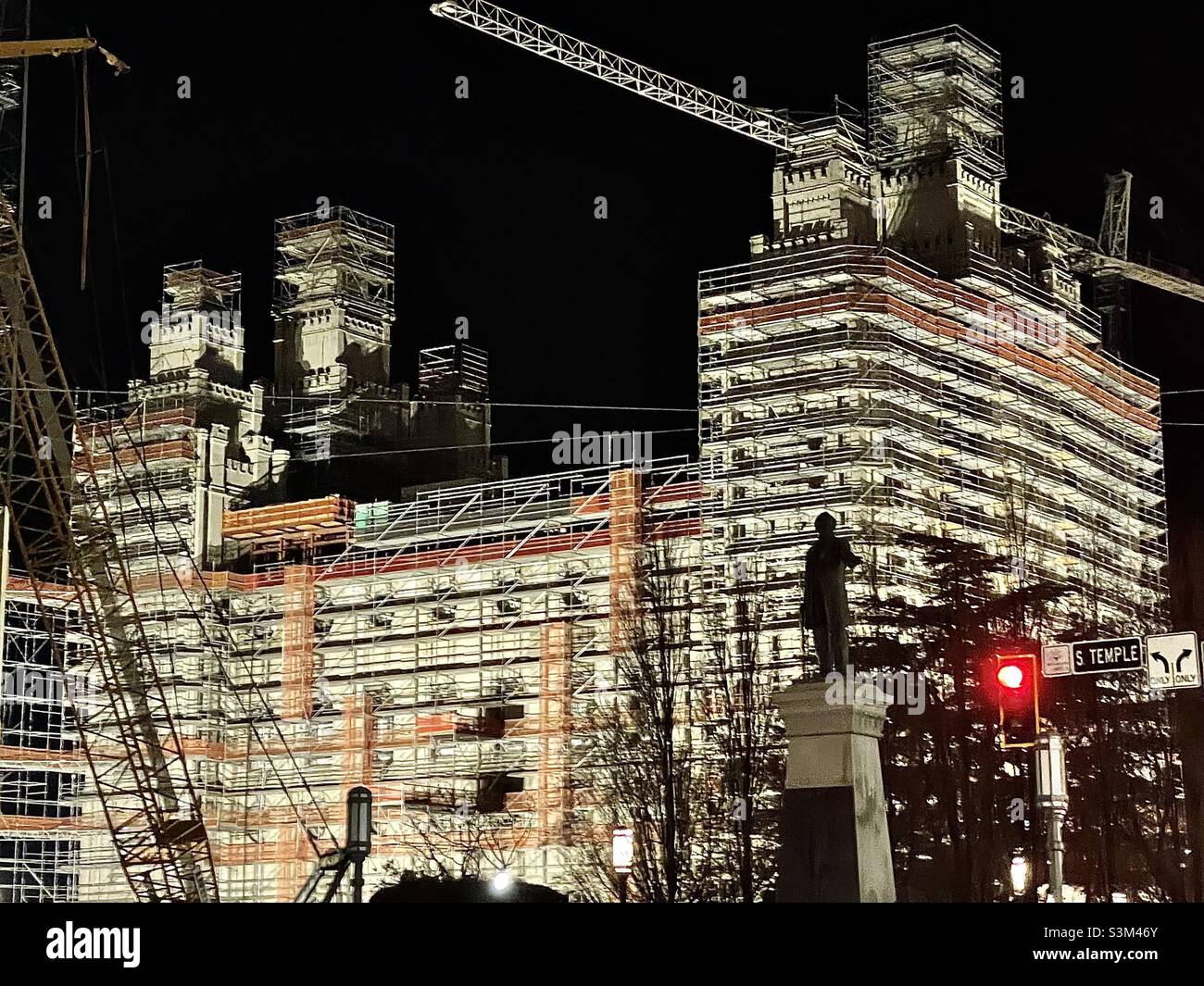 L'emblématique temple de Salt Lake à Salt Lake City, Utah, États-Unis a vu à mi-chemin (décembre 2021) son projet de rénovation de 4 ans par l'Église de Jésus-Christ des Saints des derniers jours. - Image de stock capturée avec un smartphone