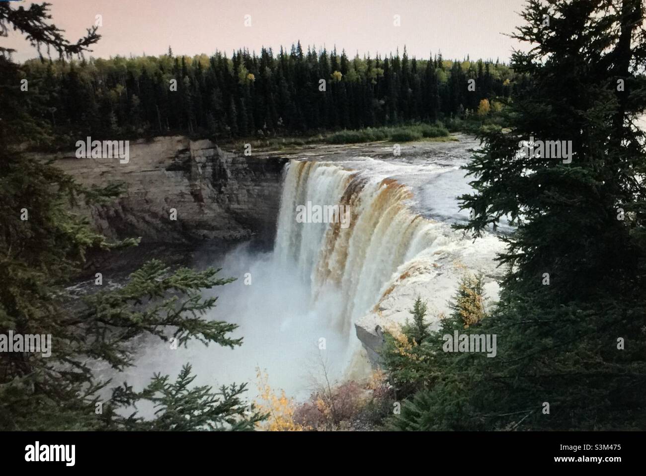 Alexandra Falls dans les Territoires du Nord-Ouest, Canada.Septembre 2013.La couleur de la rivière est une conséquence de son écoulement dans la tourbe acide et n'a aucun lien avec la pollution humaine. Banque D'Images