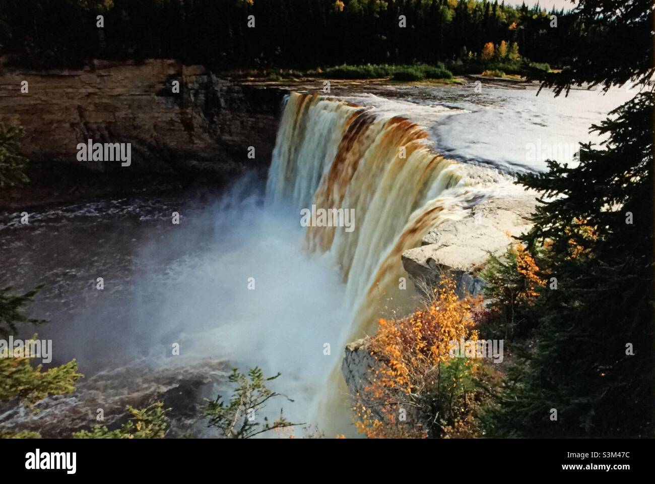 Hay River, gorge de Hay River, Alexandra Falls, Territoires du Nord-Ouest, Canada,La couleur de la rivière est une conséquence de son écoulement dans la tourbe acide et n'a aucun lien avec la pollution humaine. Banque D'Images