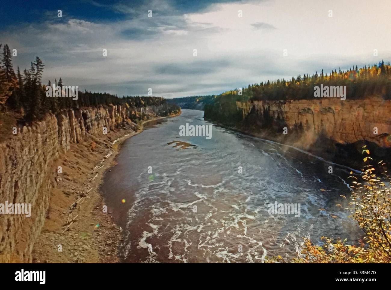 Hay River, gorge de Hay River, Alexandra Falls, Territoires du Nord-Ouest, Canada,La couleur de la rivière est une conséquence de son écoulement dans la tourbe acide et n'a aucun lien avec la pollution humaine. Banque D'Images