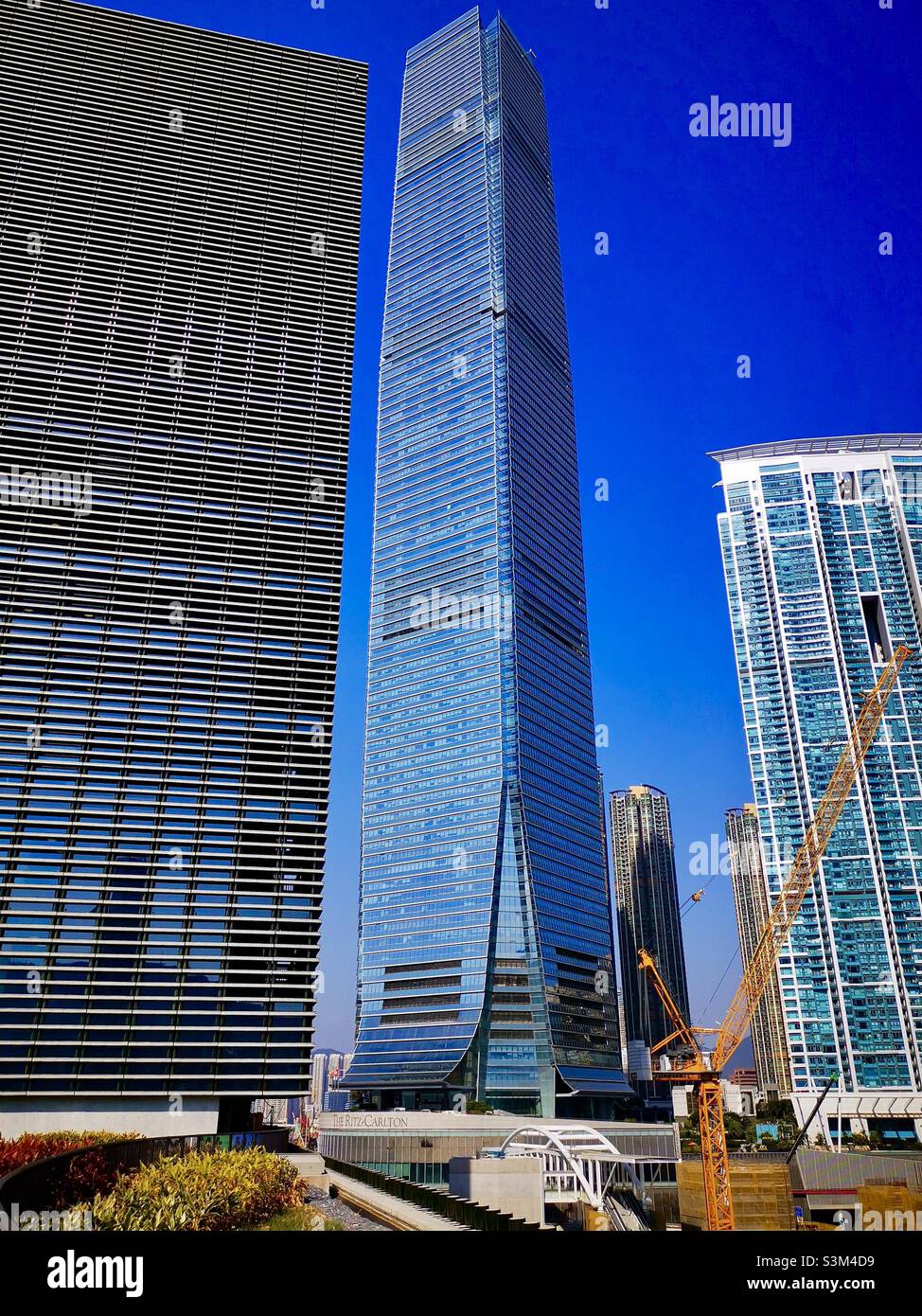 La tour ICC à côté du musée M+ dans le quartier culturel de West Kowloon à Hong Kong. Banque D'Images