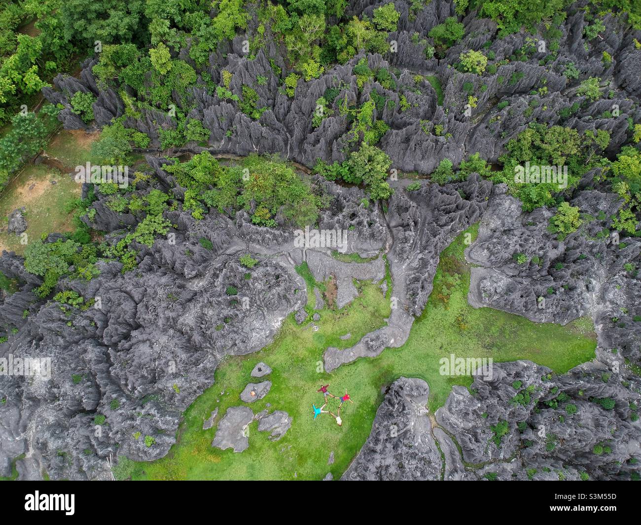 Le Balocci Stone Park est situé à Balleanging, au sud de Sulawesi, en Indonésie.Cette région est une zone montagneuse exokarst avec une topographie raide.Y compris la formation de Tonasa qui était il y a 50-15 millions d'années. Banque D'Images