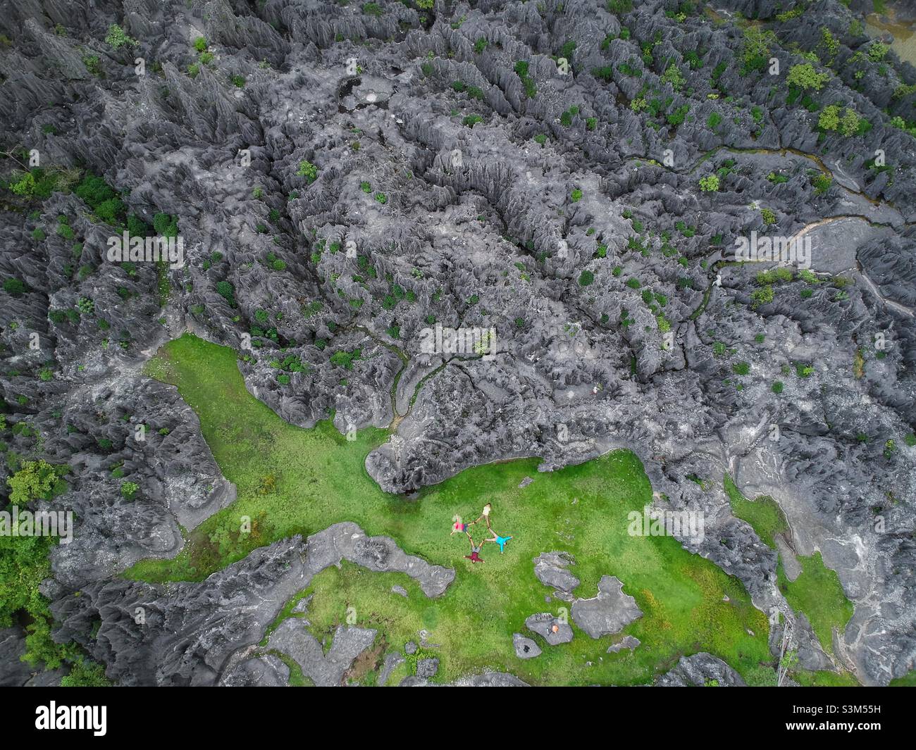 Le Balocci Stone Park est situé à Balleanging, au sud de Sulawesi, en Indonésie.Cette région est une zone montagneuse exokarst avec une topographie raide.Y compris la formation de Tonasa qui était il y a 50-15 millions d'années. Banque D'Images