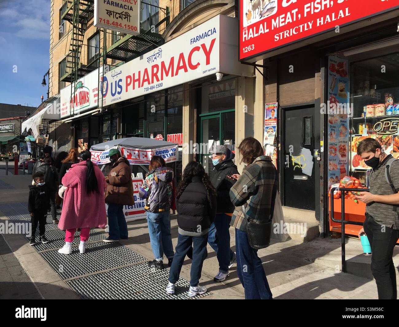 Brooklynites attendent sur la rue Fulton pour avoir l’occasion de passer un test COVID-19 gratuit. Banque D'Images