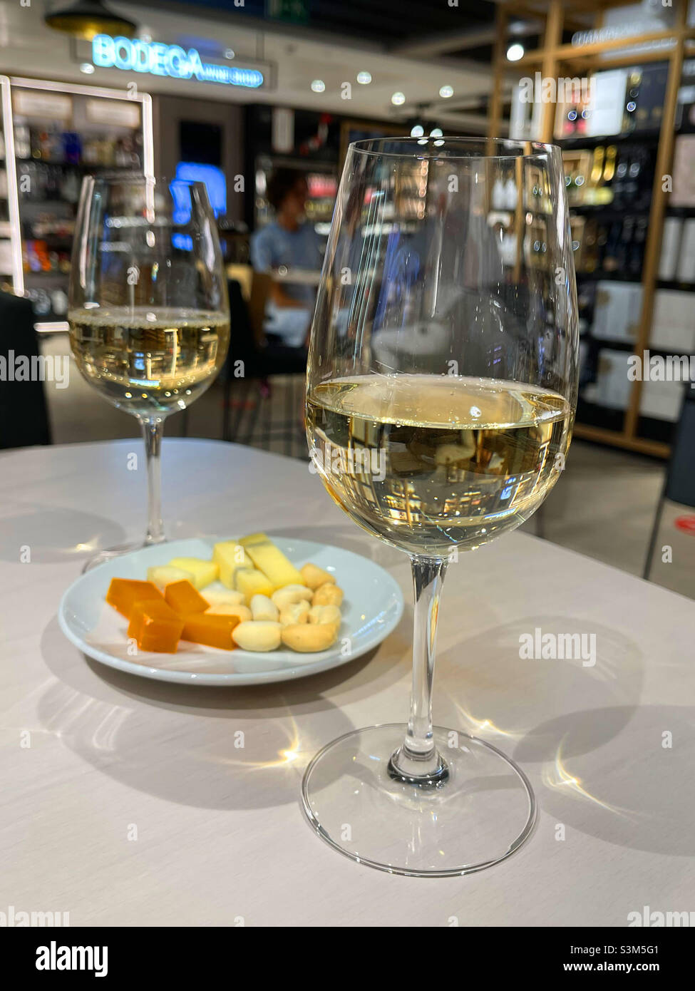 Deux verres de vin blanc dans un restaurant.Espagne Banque D'Images