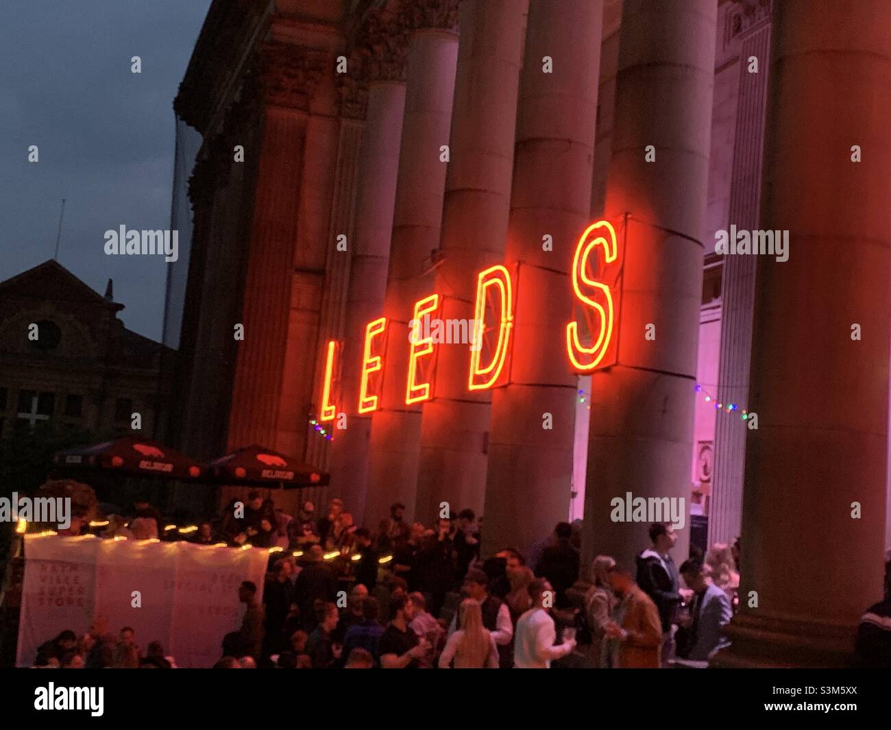 Enseigne au néon de Leeds la nuit Banque D'Images