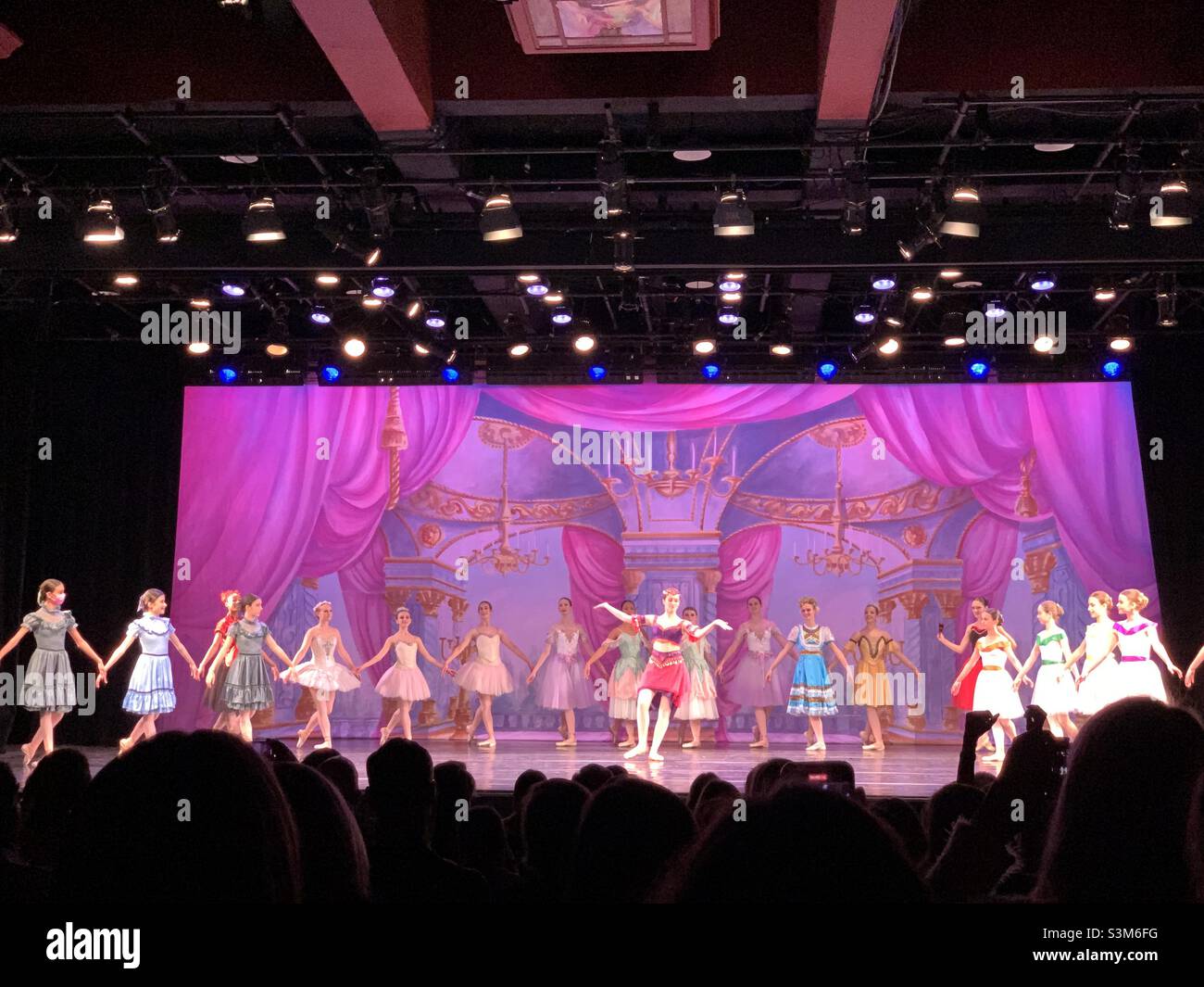 La Fondation de danse Valentina Kozlova.Conservatoire de danse Valentina Kozlova.Suite casse-noisette.18 décembre 2021.Espace Symphonique.New York. - Image de stock capturée avec un smartphone