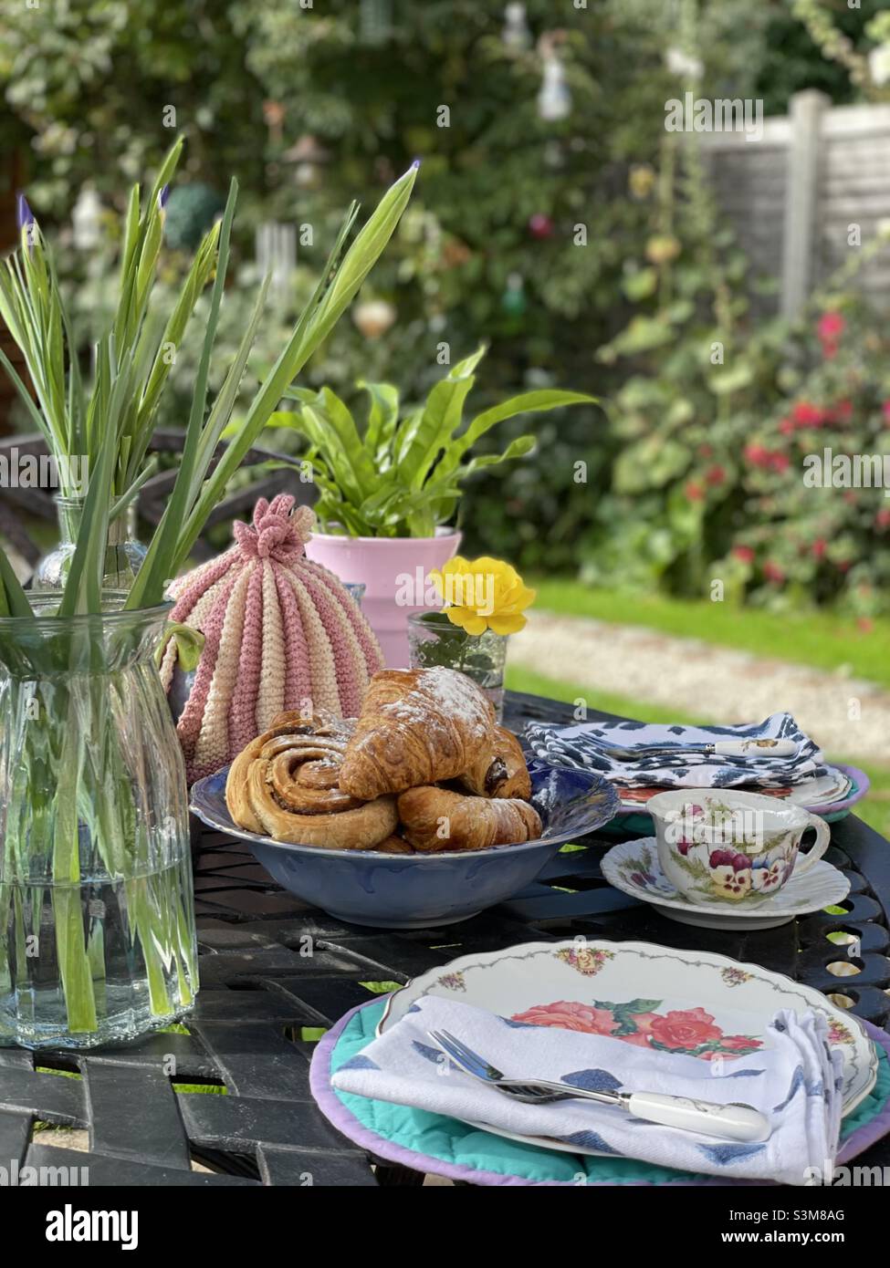 Brunch d'été Alfresco Vintage Tea Party - Image de stock capturée avec un smartphone