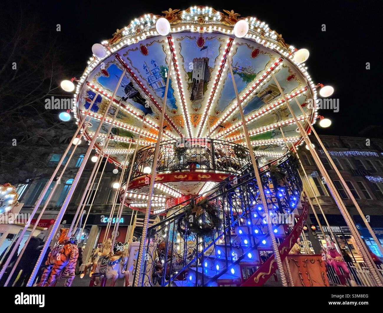 Carrousel sur Queen Street à Cardiff, Noël 2021 Banque D'Images