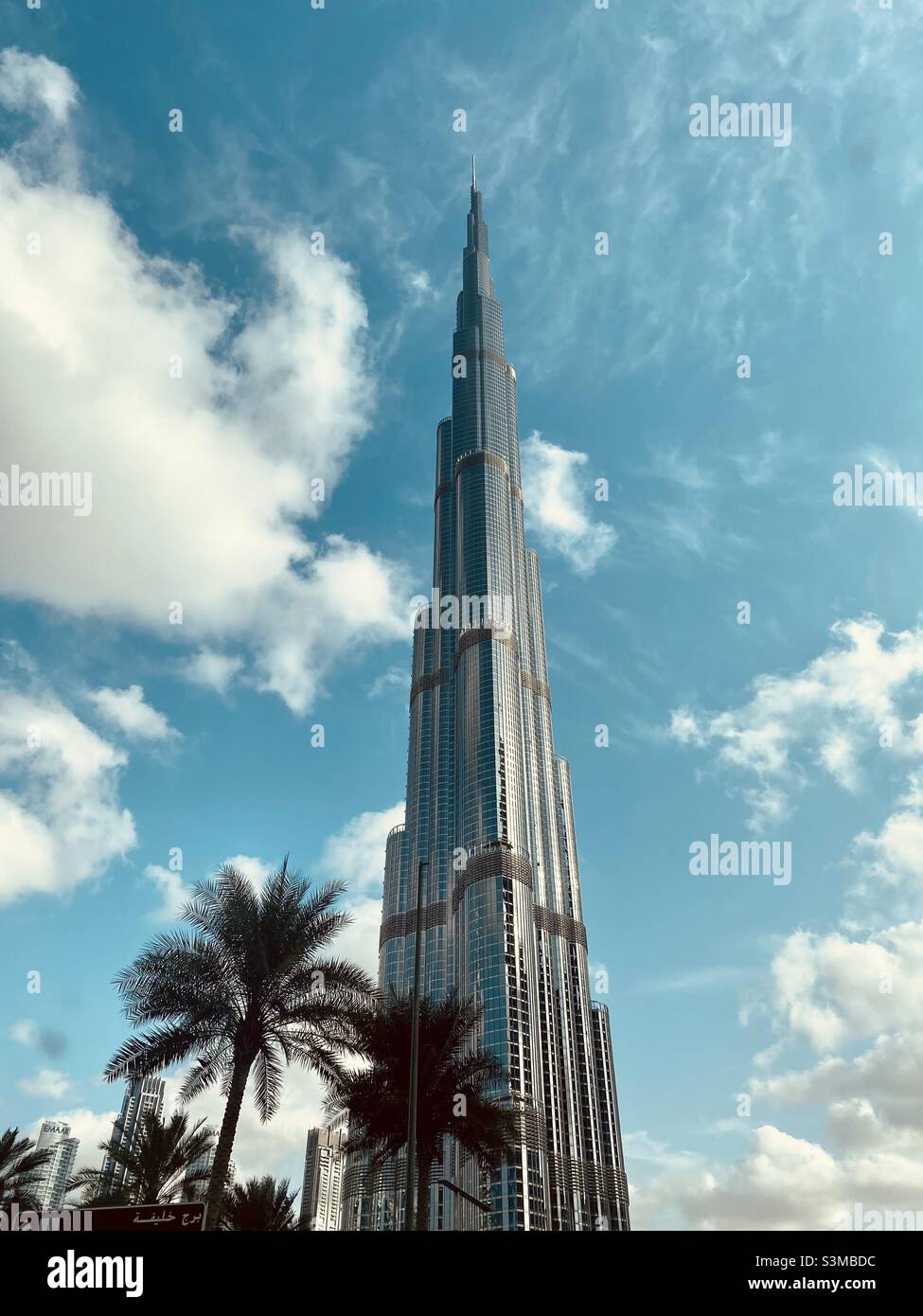 Une vue ange basse sur Burj Khalifa à Dubaï le matin avec une vue ciel  claire Photo Stock - Alamy