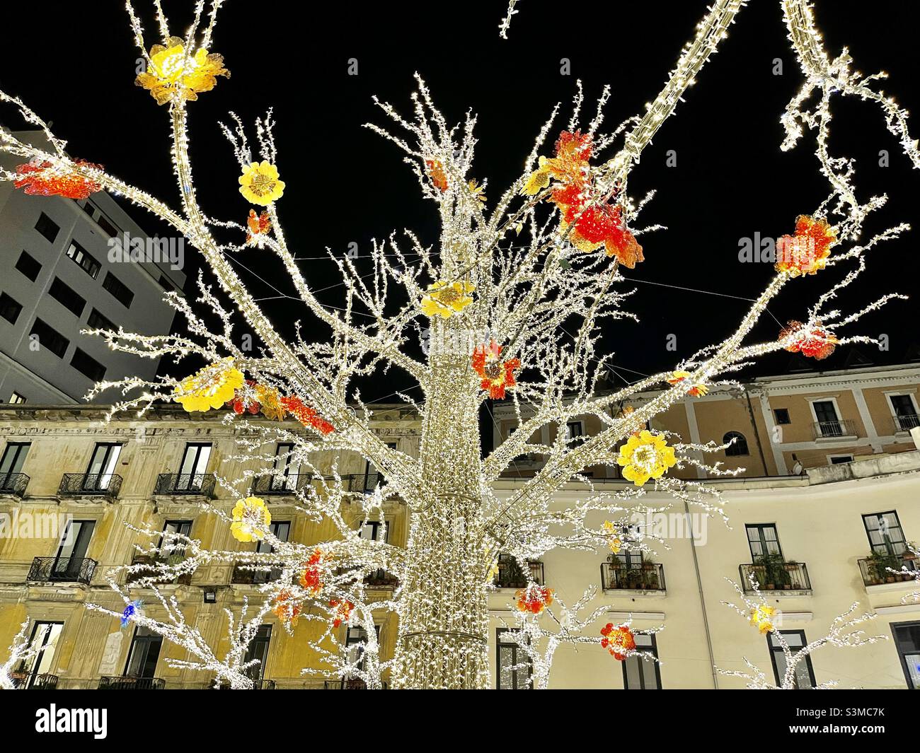 Guirlandes de Noël Salerne, place Flavio Gioia - Image de stock capturée avec un smartphone