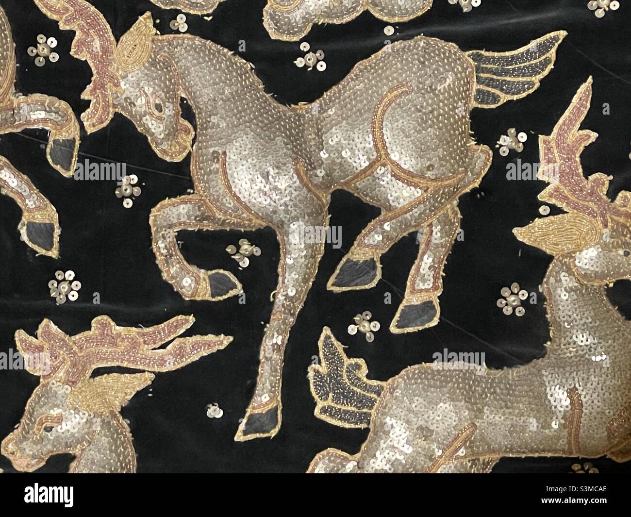 Un joli cheval comme une figure sur une broderie de Thaïlande ornée de sequins et appliqué sur le velours noir. Banque D'Images