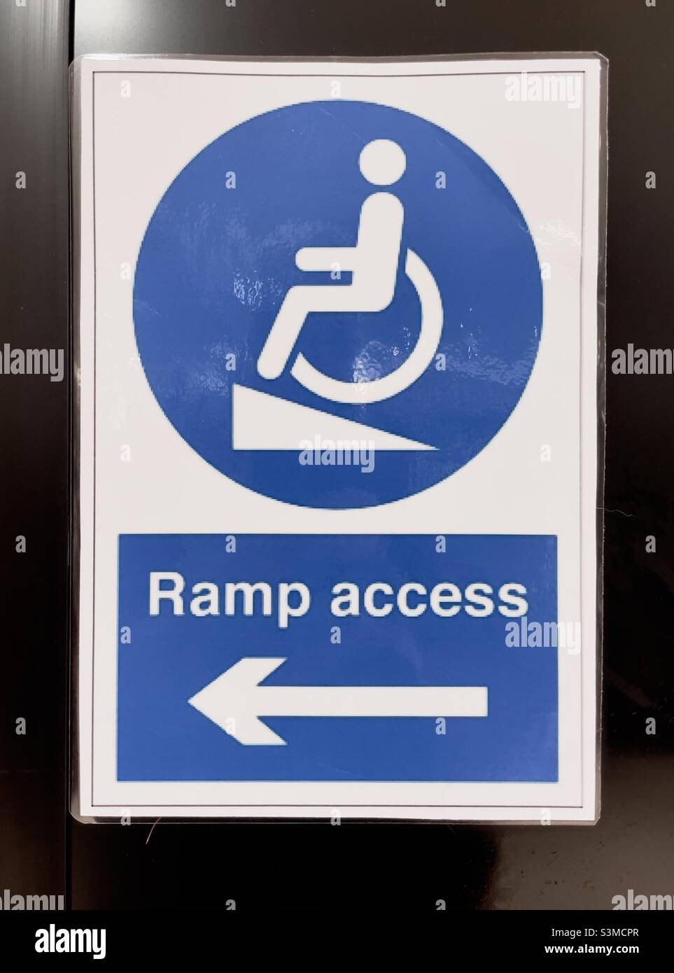 panneau d'information indiquant aux utilisateurs de fauteuils roulants une rampe d'accès Banque D'Images