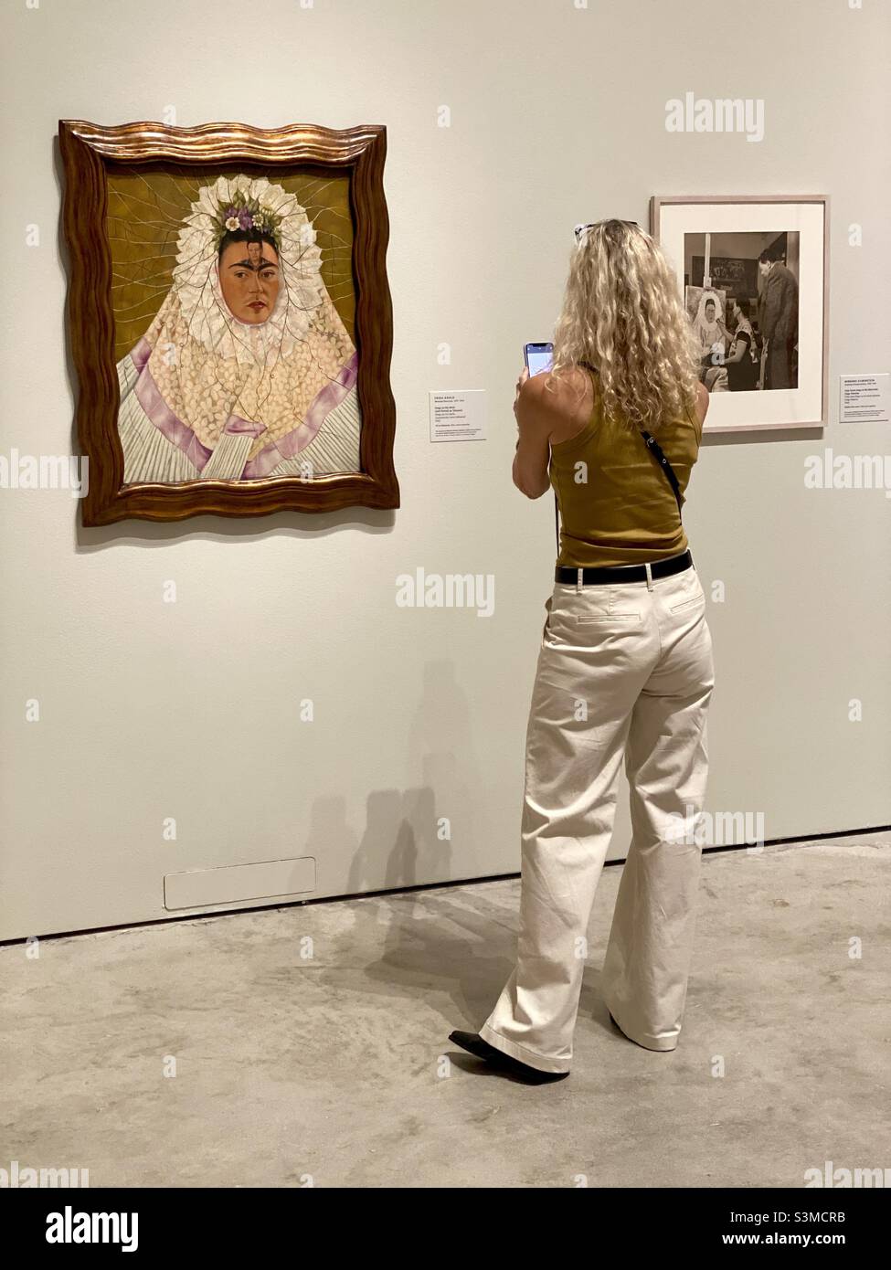 Une jeune femme au musée d'art Norton en Floride, regardant un autoportrait de Frida Kahlo par Frida Kahlo. Banque D'Images
