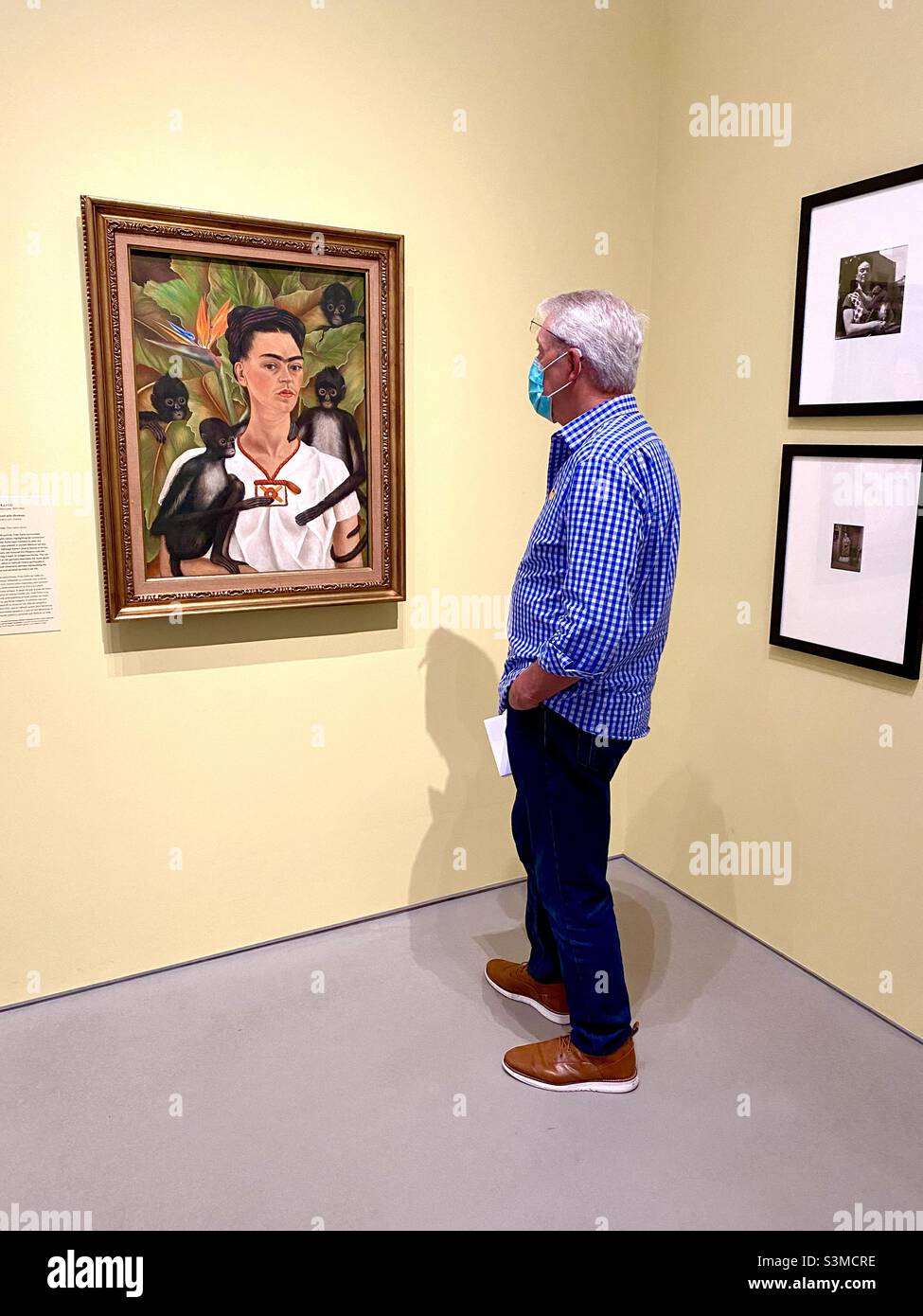 Un homme plus âgé qui visite le musée d'art Norton pendant l'exposition Frida Kahlo et Diego Rivera à West Palm Beach, Floride. Banque D'Images