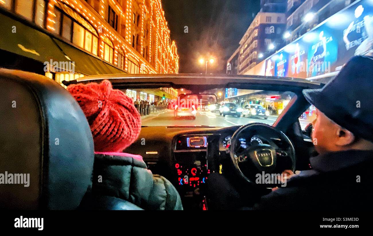 En passant par Harrods avec la capote abaissée. Banque D'Images