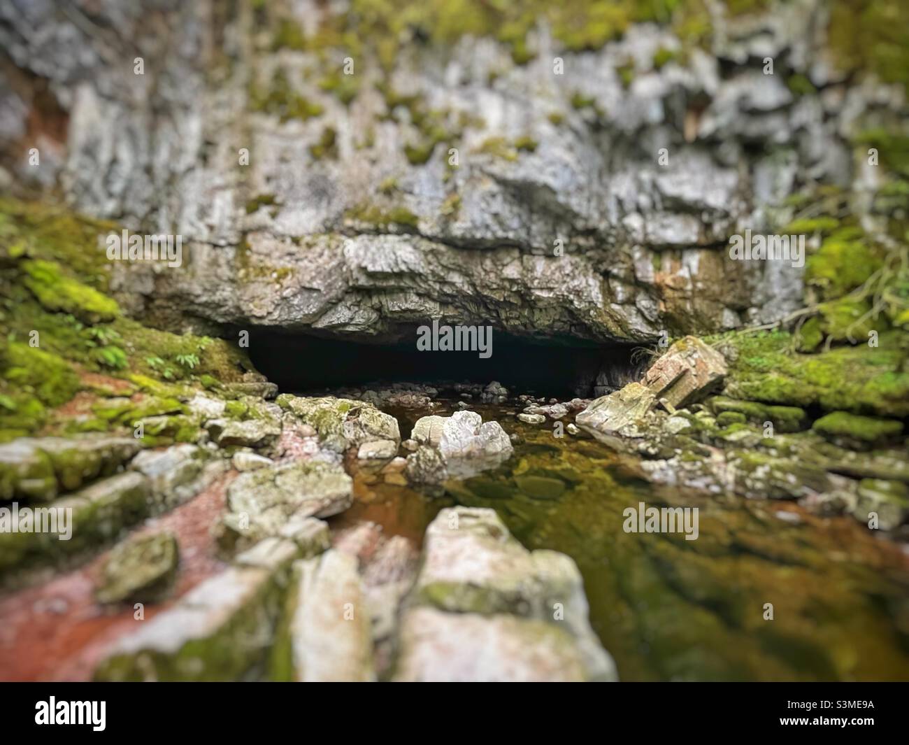 L'entrée de Porth Yr Ogof système de grottes, Ystradfellte, Brecon Beacons, (Bannau Brycheniog) pays de Galles, décembre. - Image de stock capturée avec un smartphone