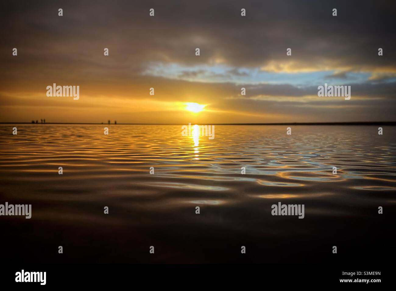 Coucher de soleil dans une piscine d'eau sur la plage de Blackpool Banque D'Images