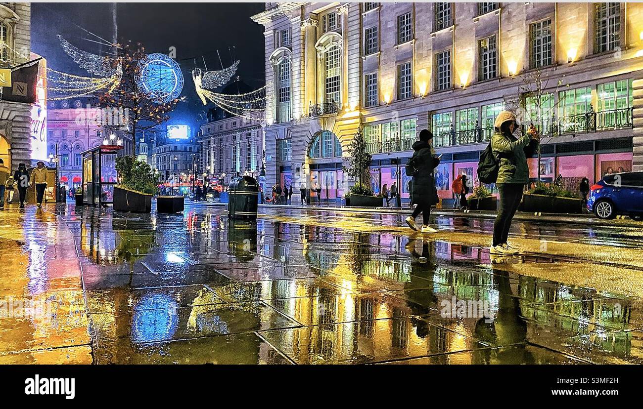 Une soirée pluvieuse dans Regent Street. Banque D'Images