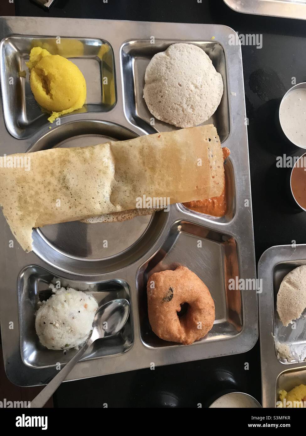 Petit-déjeuner indien : petit-déjeuner végétarien indien du Sud incluant l'idli et la dossa Banque D'Images