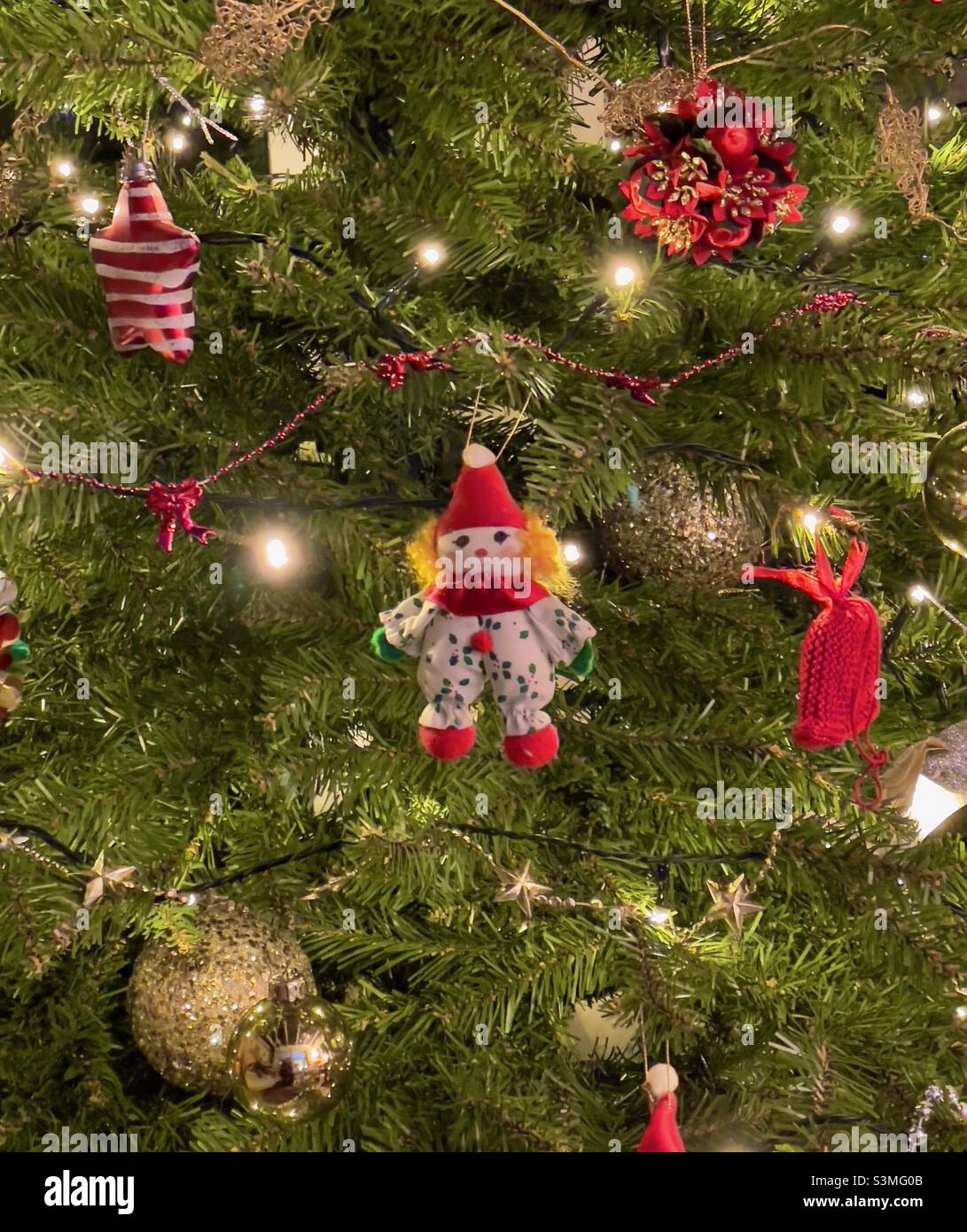 Un détail d'un sapin de Noël avec des décorations et des lumières - Image de stock capturée avec un smartphone