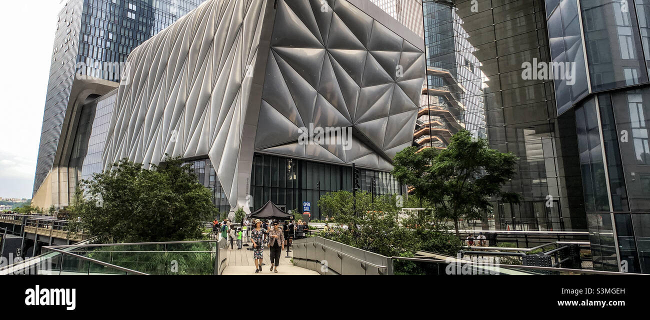 High Line Promenade par West 30th Street, le Bloomberg Building dans le quartier moderne de Hudson yards Banque D'Images
