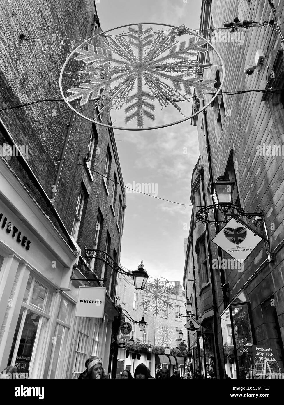 Croissant de roses Cambridge City illuminations de Noël noir et blanc Banque D'Images