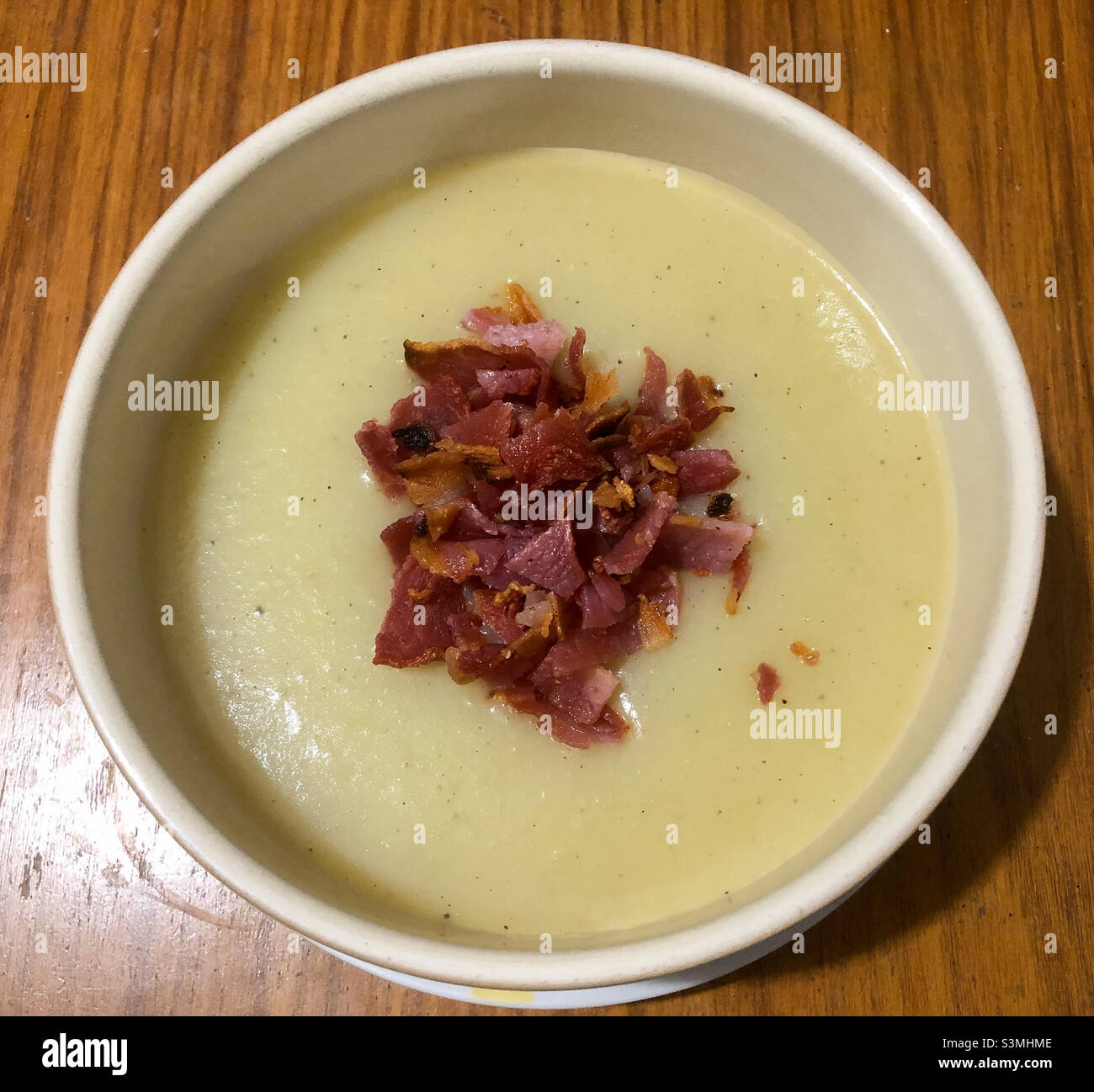 Un bol de soupe de poireaux et de pommes de terre maison. - Image de stock capturée avec un smartphone
