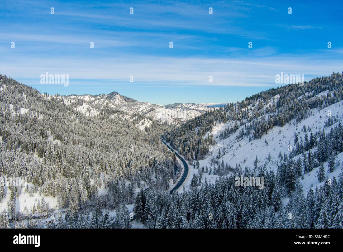 La neige couvrait les montagnes Cascade près de Leavenworth, Washington, en décembre - Image de stock capturée avec un smartphone
