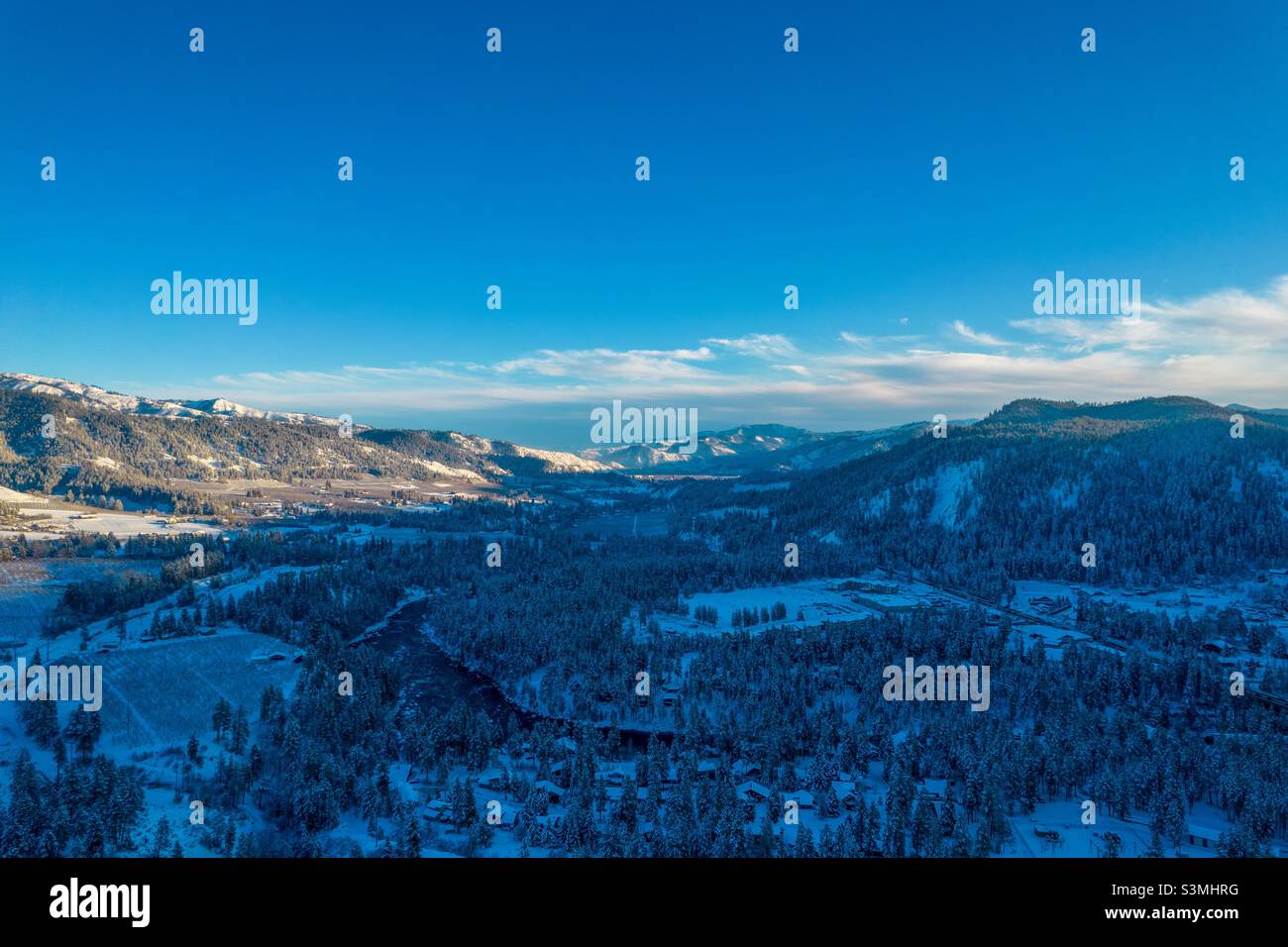 La neige couvrait les montagnes Cascade à Leavenworth, Washington, en décembre - Image de stock capturée avec un smartphone