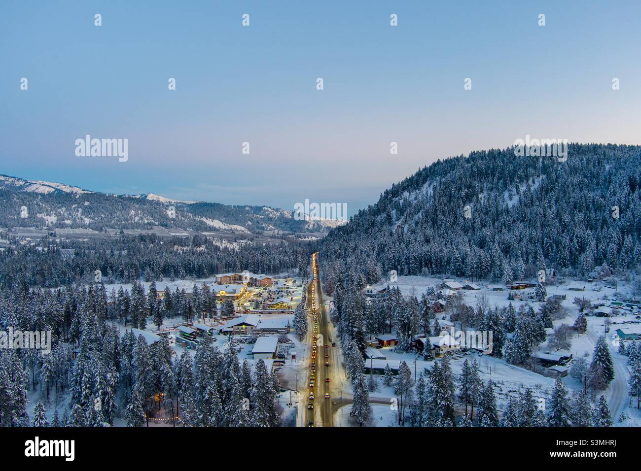 Autoroute menant à Leavenworth, Washington en décembre 2021 Banque D'Images