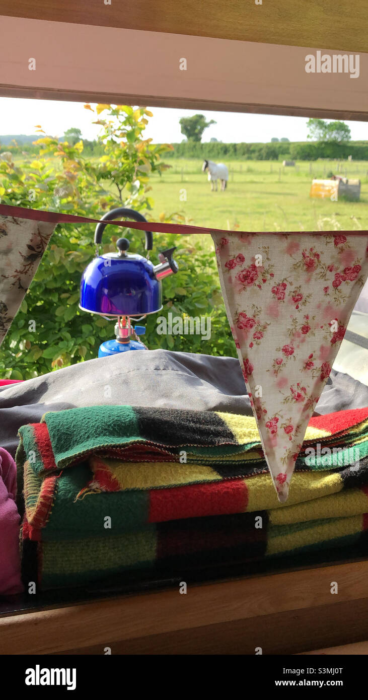 Camping VW Split Screen Camper van Summer bouilloire thé Banque D'Images