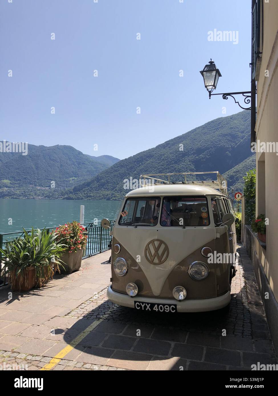 Lac de Lugano Italie excursion d'été VW Split Screen Camper van Banque D'Images