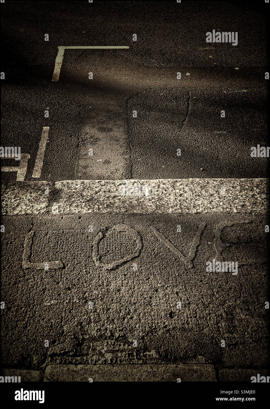 Le mot AMOUR écrit en béton sur le trottoir à Hampstead, Londres Banque D'Images