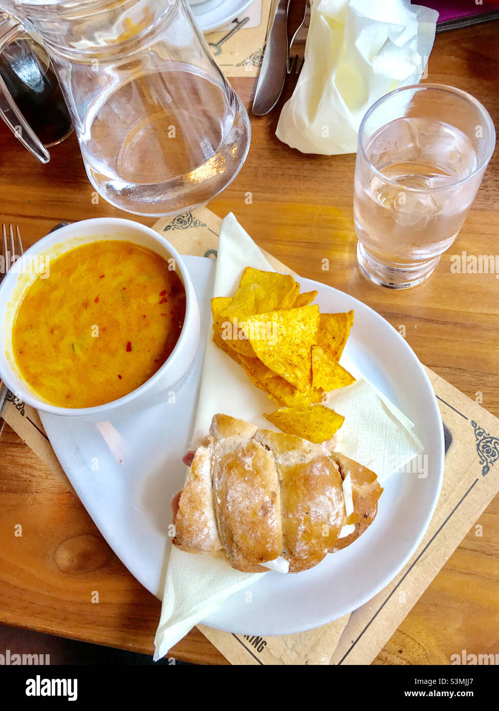 Soupe chaude, un sandwich et des frites pour le déjeuner. Banque D'Images