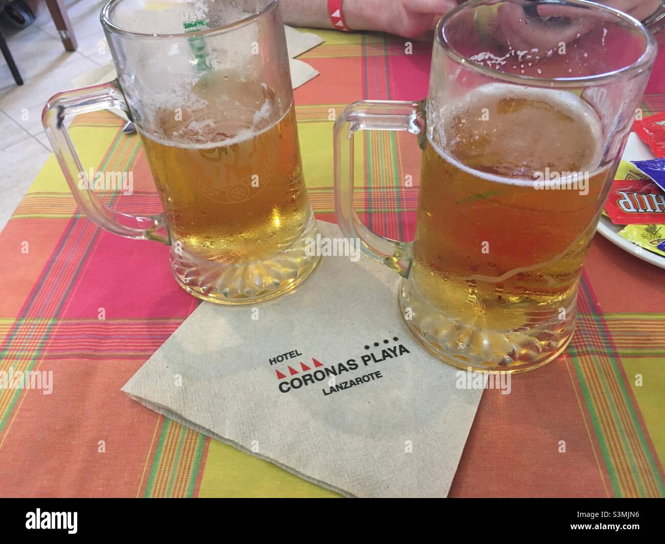 Deux bières à l'hôtel coronas playa à Lanzorote Banque D'Images