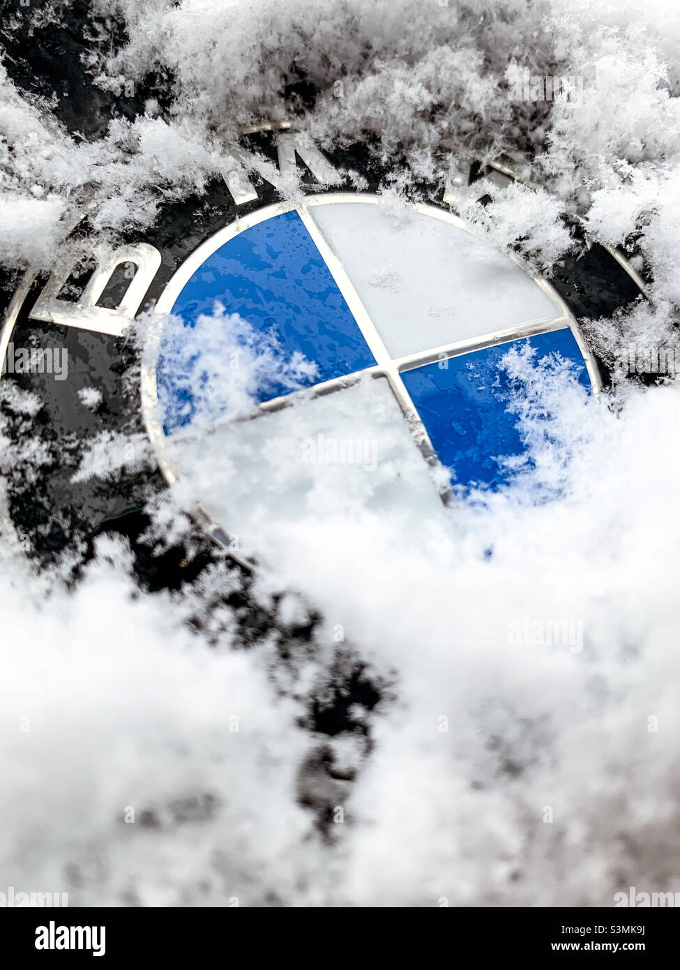 Logo BMW sur véhicule recouvert de neige - Image de stock capturée avec un smartphone