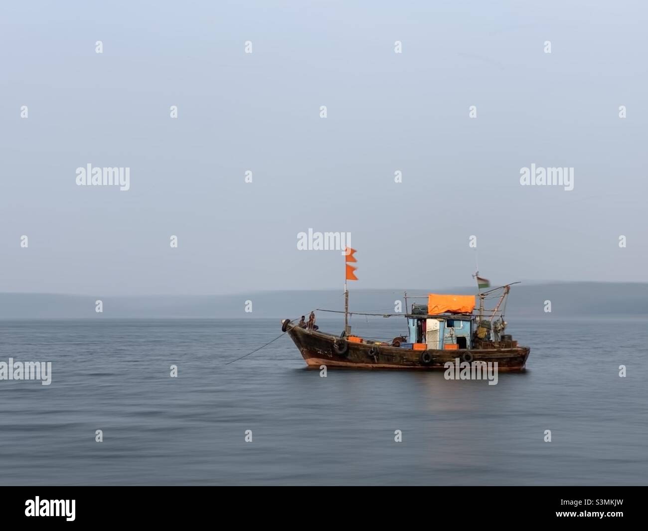 Bateau de pêcheurs dans la rivière, Maharashtra, Inde - Image de stock capturée avec un smartphone