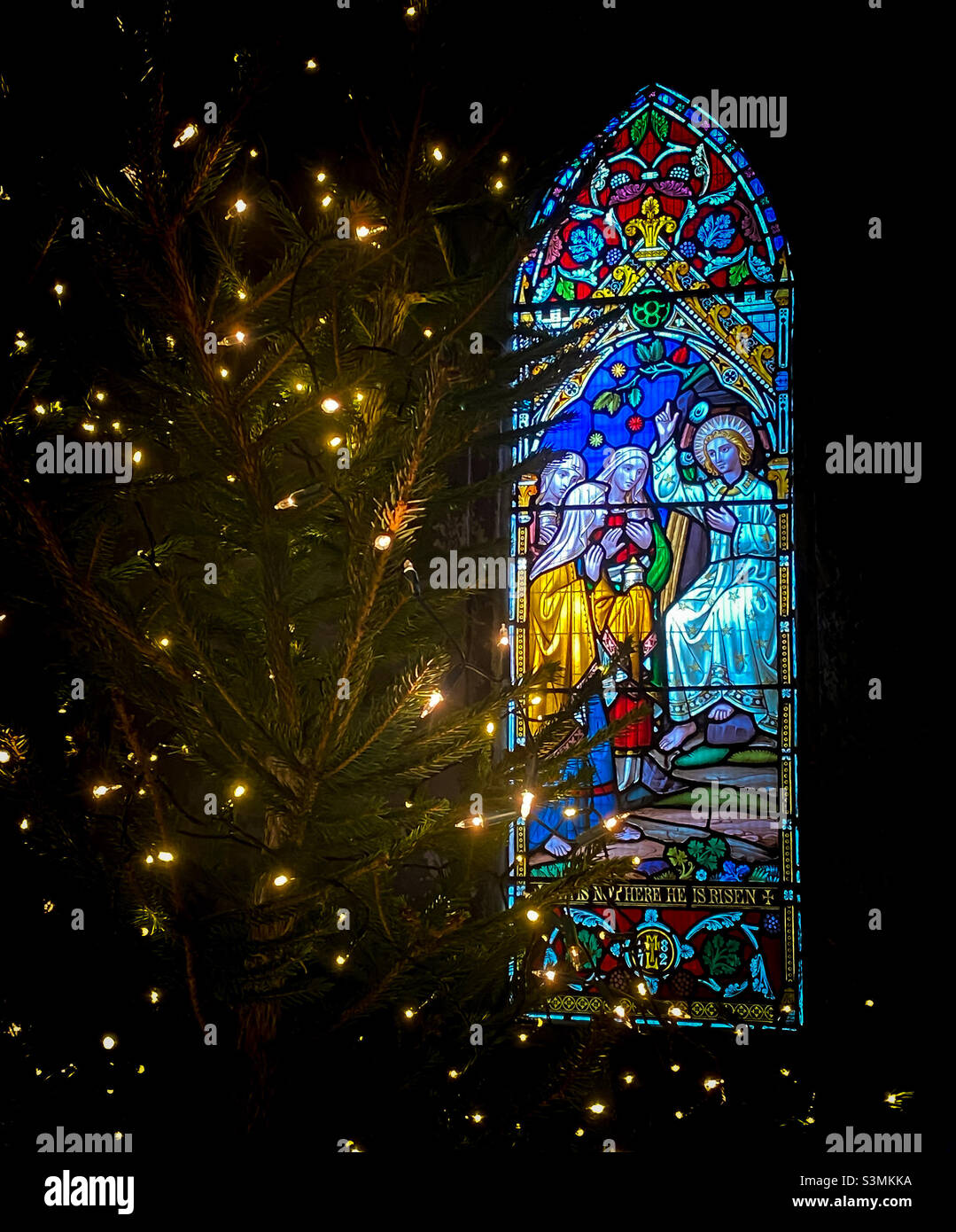 Vitraux dans l'église avec arbre de Noël étincelant à côté - Image de stock capturée avec un smartphone