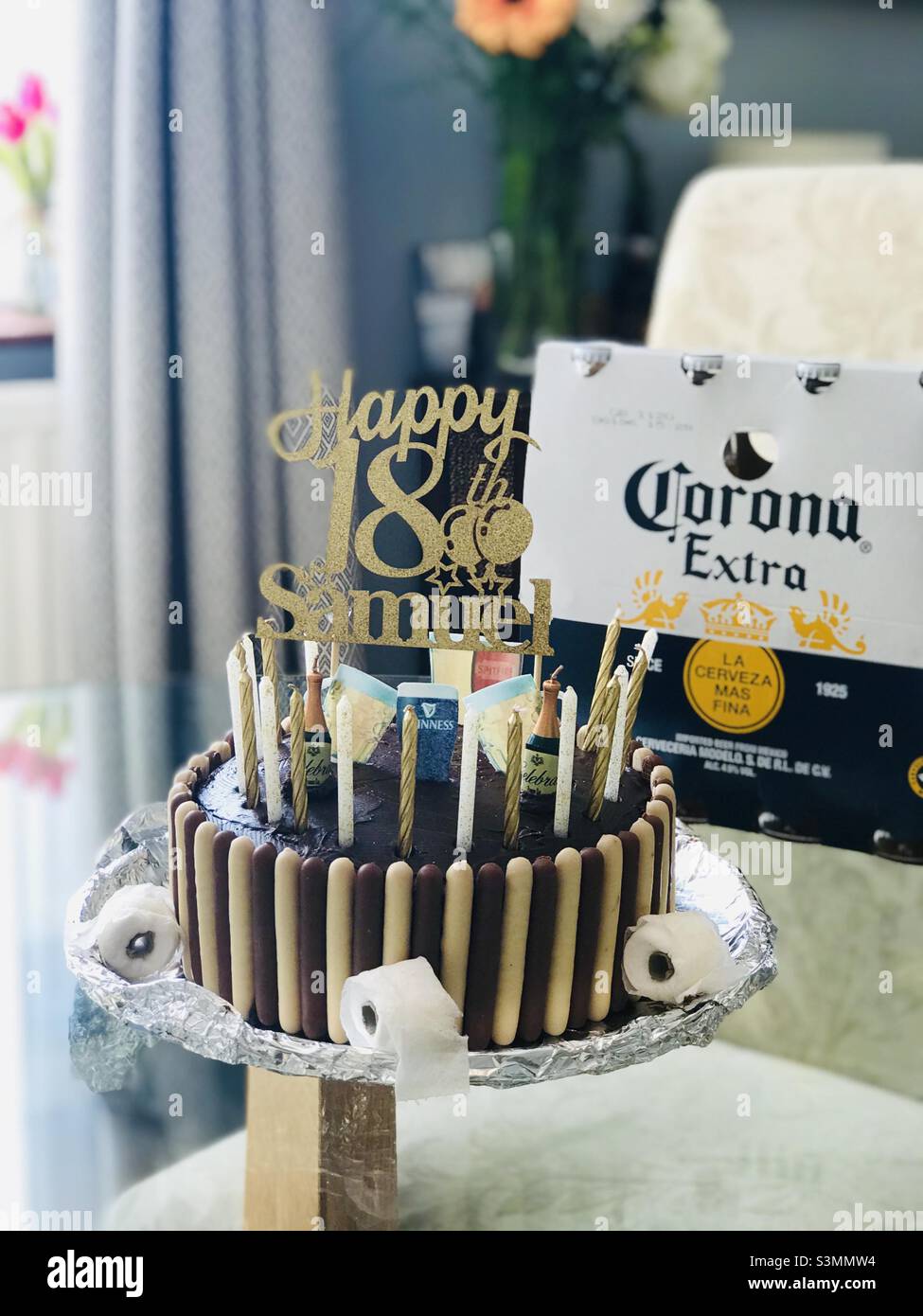 LockDown anniversaire 2020 - gâteau d'anniversaire 18th avec mini rouleaux de toilette de guimauve faits main, avec un paquet obligatoire de bière de lager de nom de virus Banque D'Images