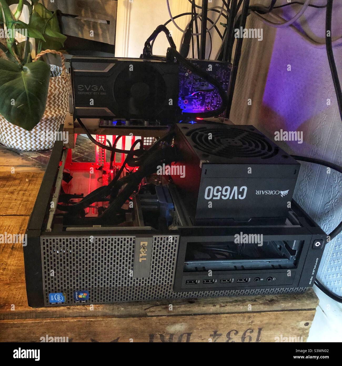 Frankenstein maison construit crypto monnaie forage.Construit à partir d'un ancien Dell Optiplex 7010 Banque D'Images