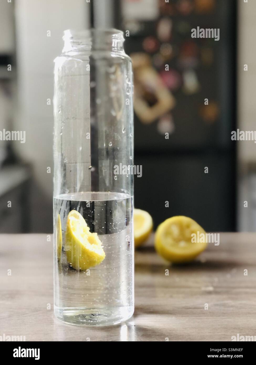 L'eau avec du citron - Image de stock capturée avec un smartphone