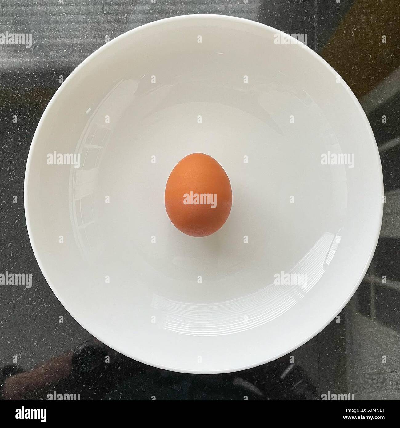 Faire dorer l'œuf de poulet dans un bol blanc - Image de stock capturée avec un smartphone