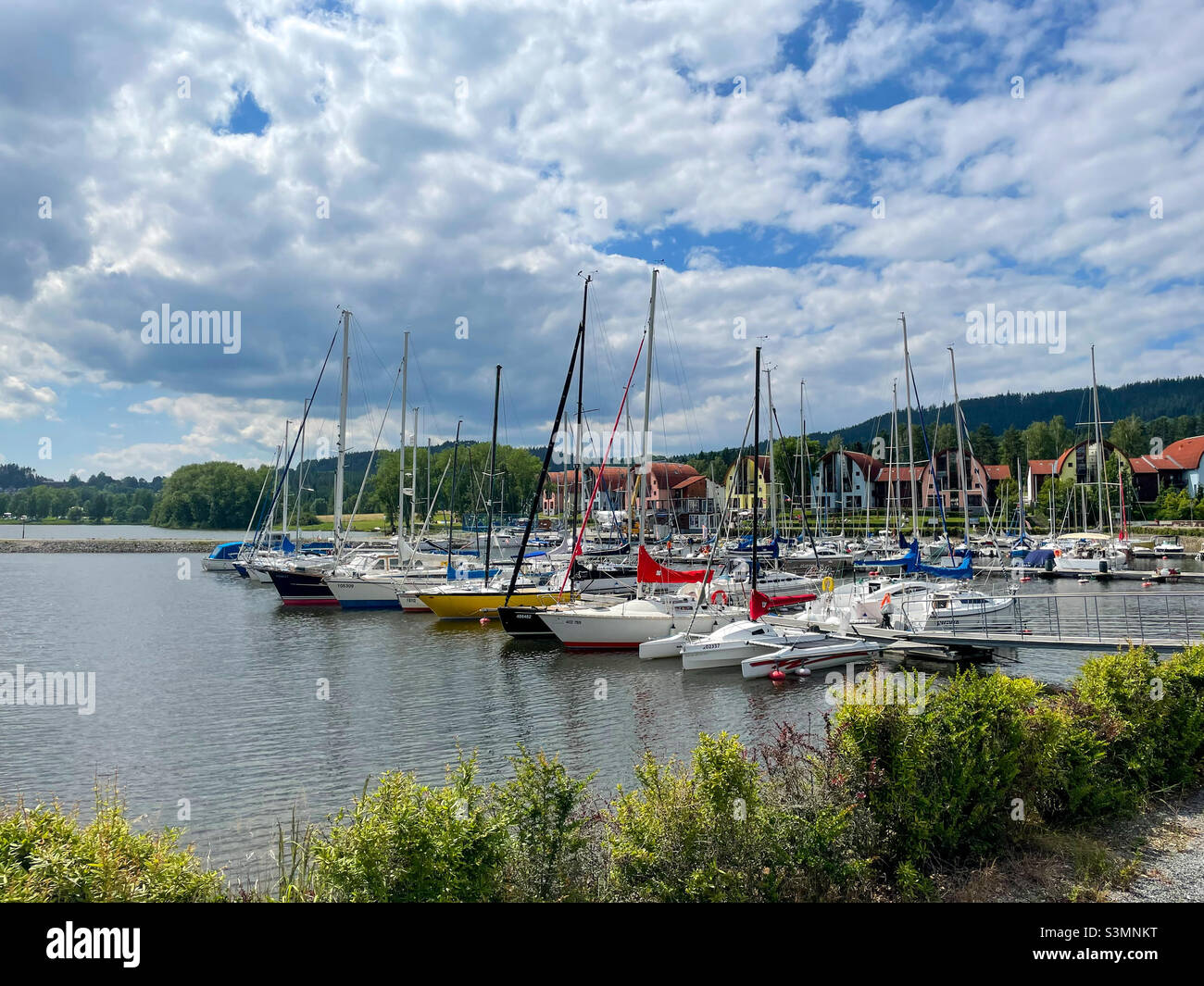 Plus grand nombre de bateaux dans le port sur le barrage de Lipno dans le village de Lipno dans la station de l'hôtel. Banque D'Images