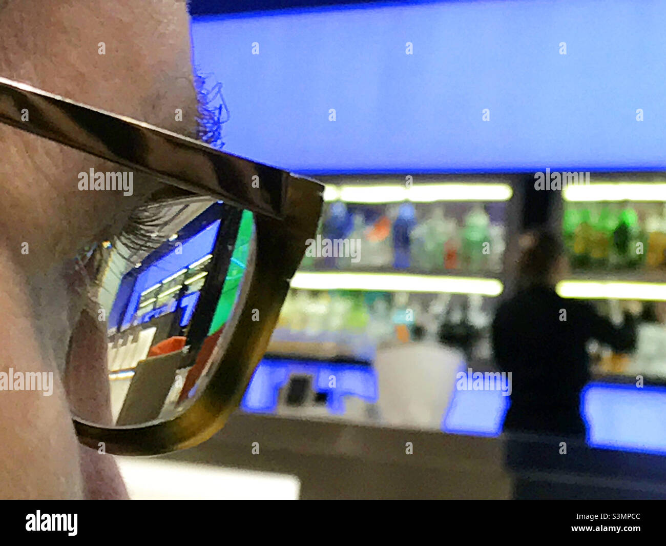 Homme regardant un écran.Fermer la vue. Banque D'Images