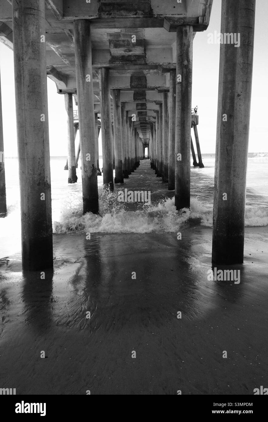 Sous la jetée de Huntington Beach en Californie. - Image de stock capturée avec un smartphone