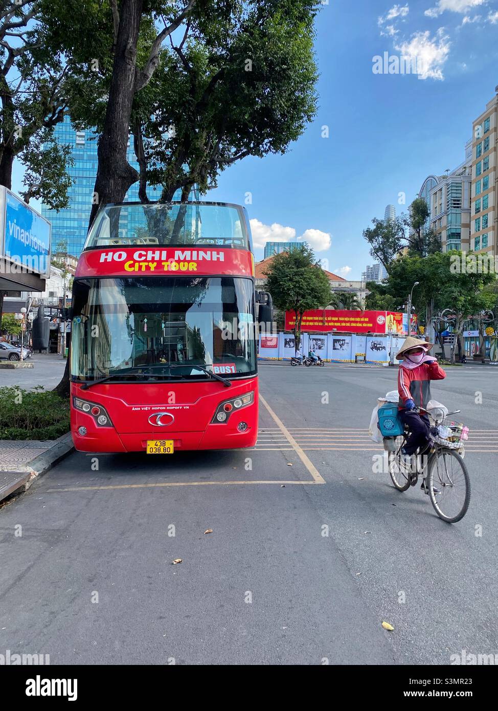 Circuit en bus à arrêts multiples à Ho Chi Minh-ville, Vietnam - Image de stock capturée avec un smartphone